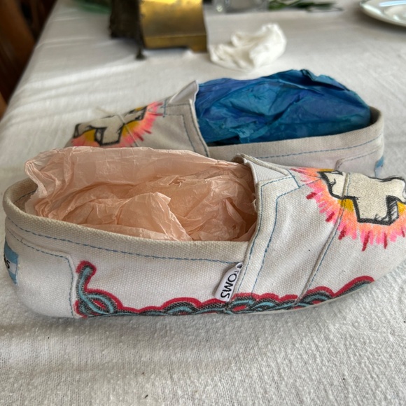 TOMS SHOES - Picture 3 of 8